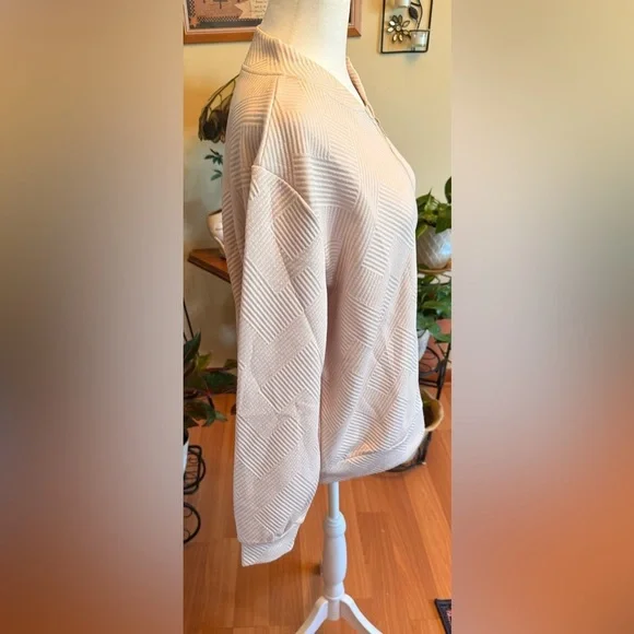 NWOT Women’s Beige Zip- Up Sweater Size Medium Textured Long Sleeves Polyester - Picture 4 of 9